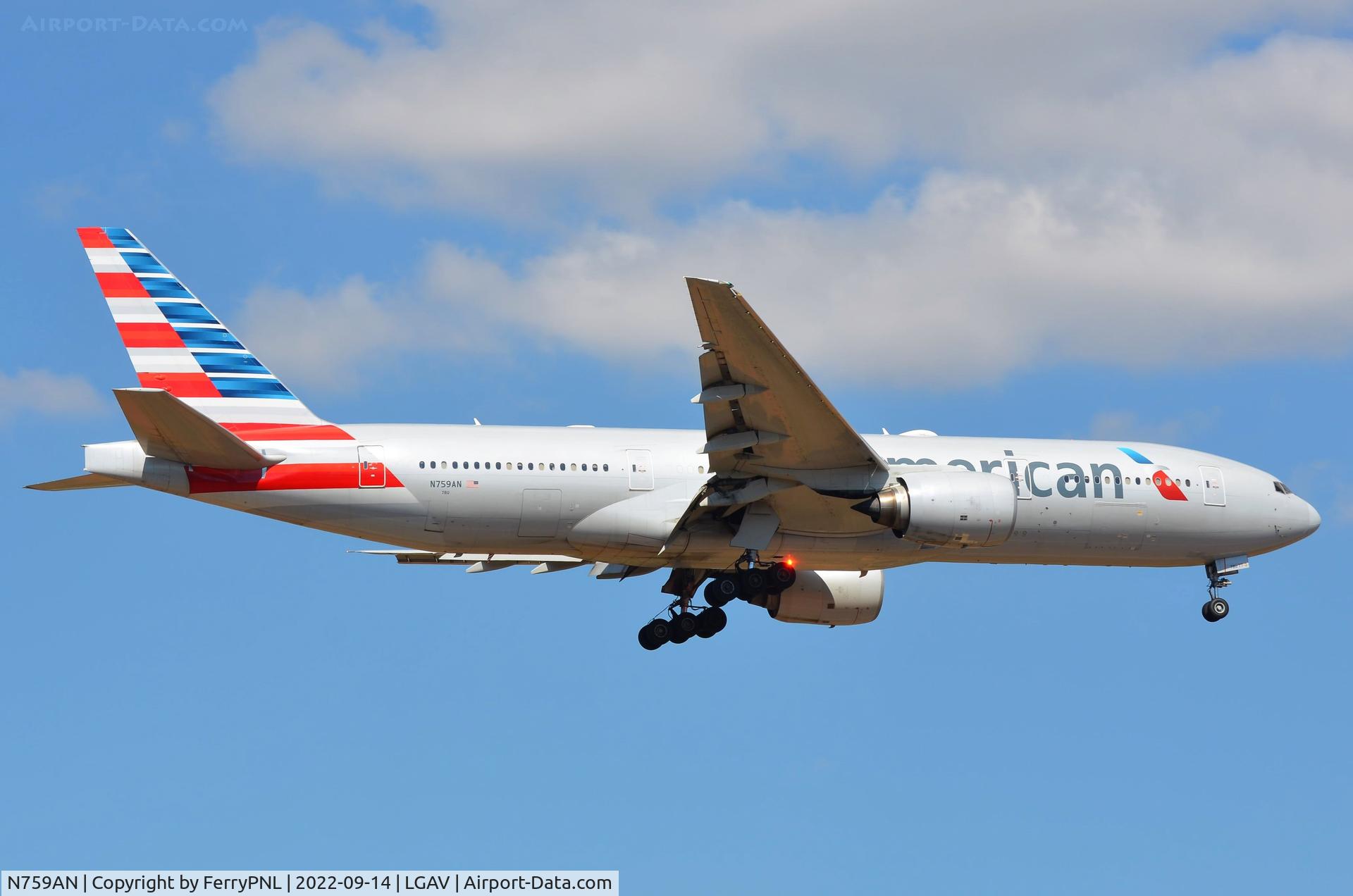 N759AN, 2001 Boeing 777-223/ER C/N 32638, American B772 landing