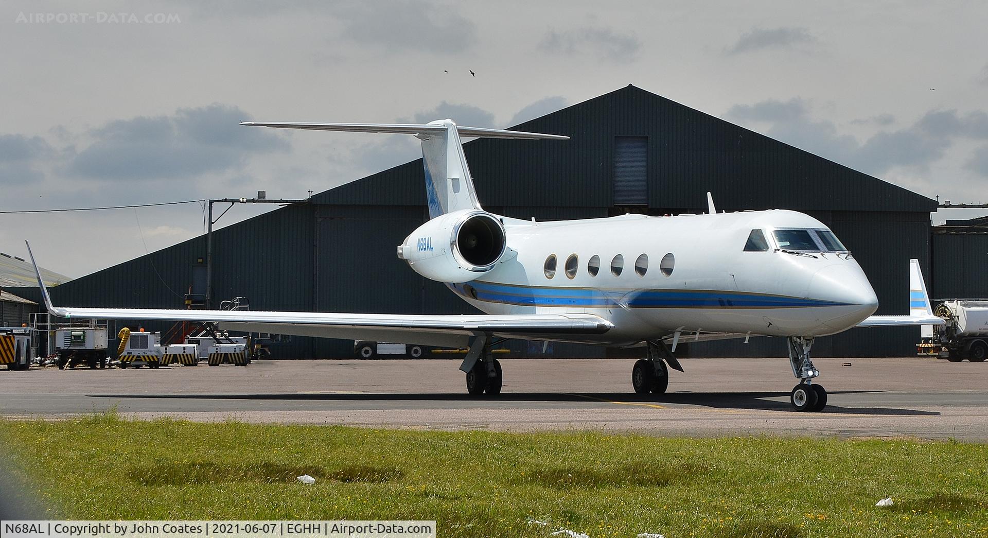 N68AL, 1992 Gulfstream Aerospace G-IV C/N 1198, Taxiing to depart