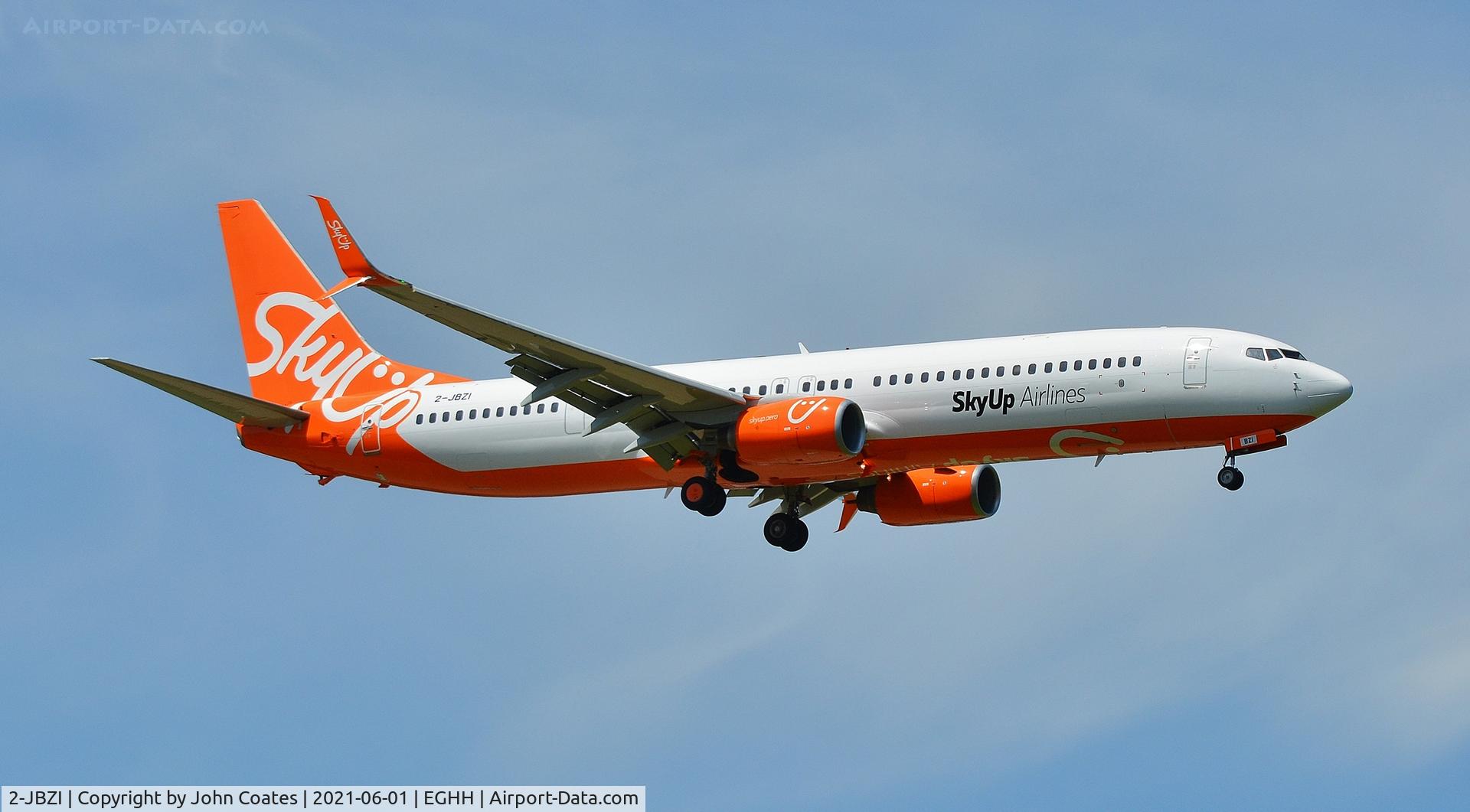2-JBZI, 2008 Boeing 737-96NER C/N 36539, On approach to 08