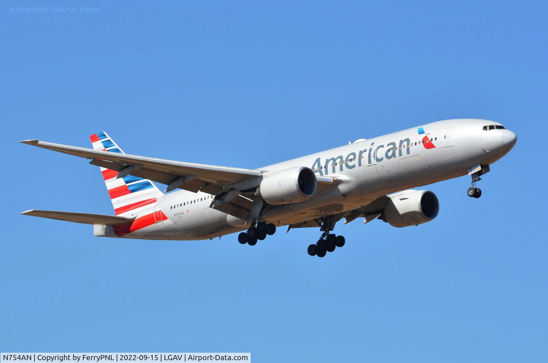 N754AN, 2001 Boeing 777-223 C/N 30262, Arrival of American B772