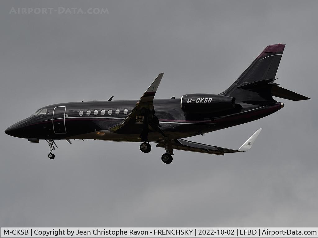 M-CKSB, 1995 Dassault Falcon 2000 C/N 6, callsign MCKSB from London LTN landing runway 23