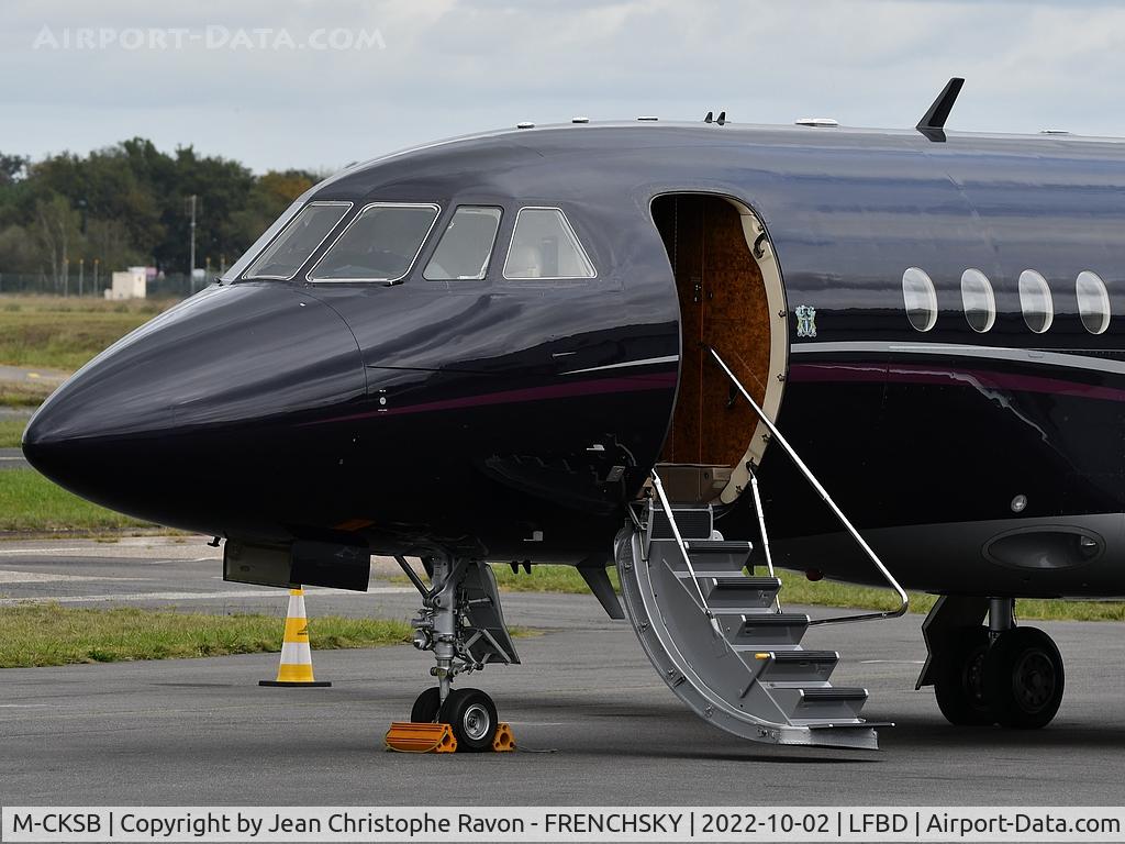 M-CKSB, 1995 Dassault Falcon 2000 C/N 6, callsign MCKSB from London LTN.......ready for boarding