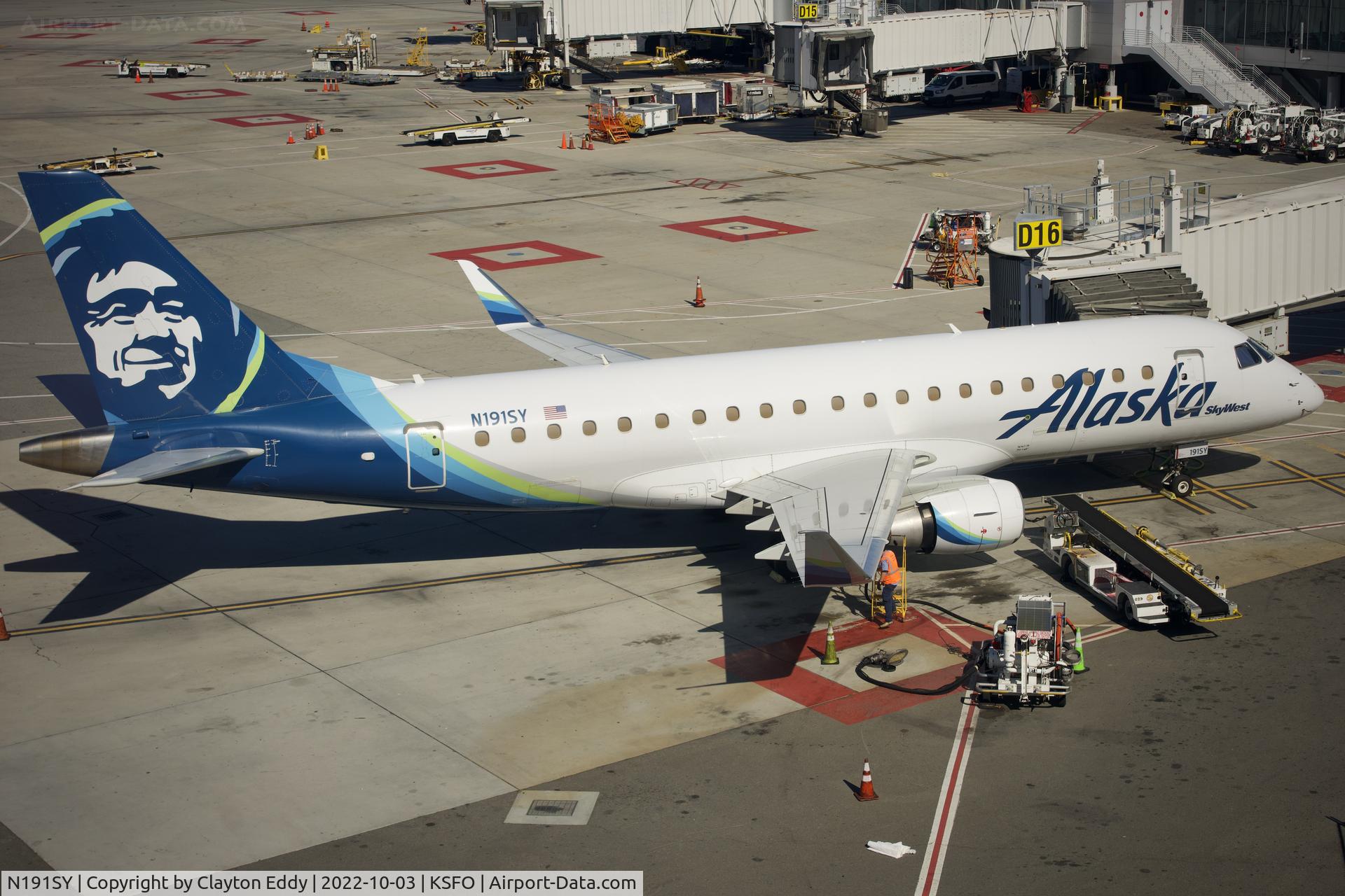 N191SY, 2017 Embraer 175LR (ERJ-170-200LR) C/N 17000632, SFO 2022.