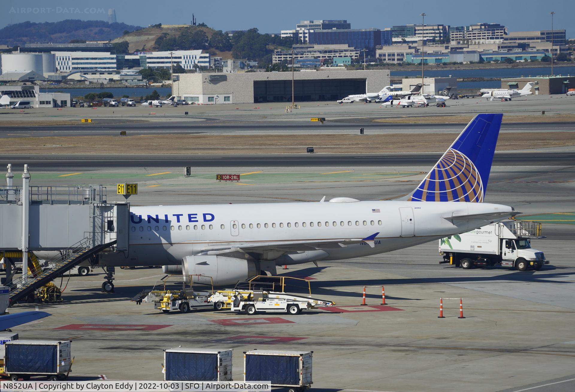 N852UA, 2002 Airbus A319-131 C/N 1671, SFO 2022.