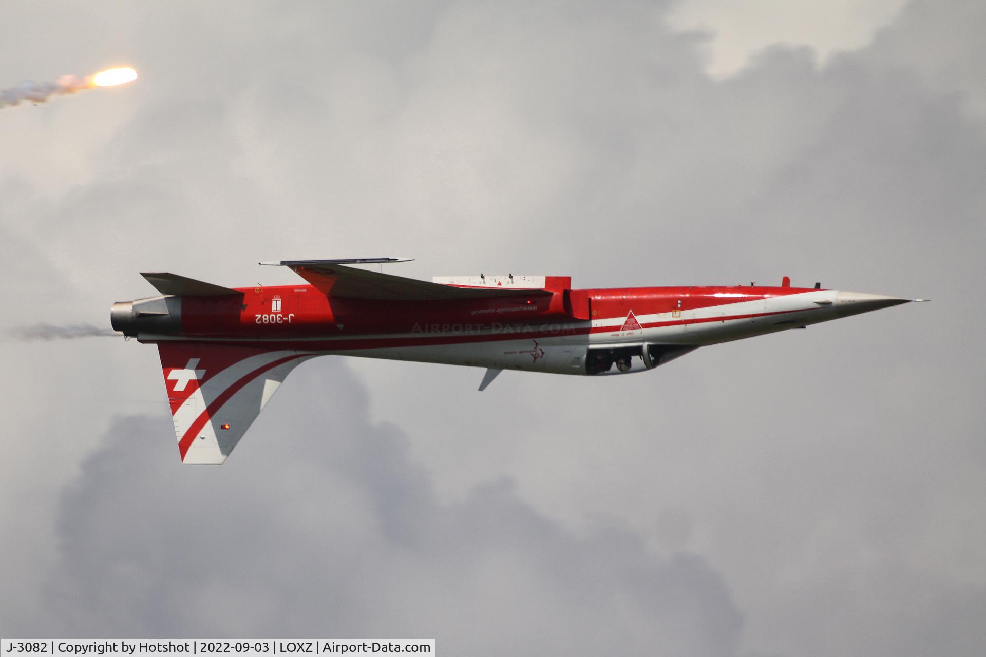 J-3082, Northrop F-5E Tiger II C/N L1082, Inverted firing of flares