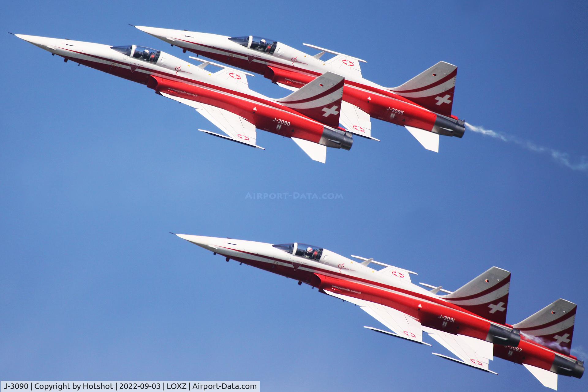 J-3090, 1981 Northrop F-5E Tiger II C/N L.1090, Climbing formation pass