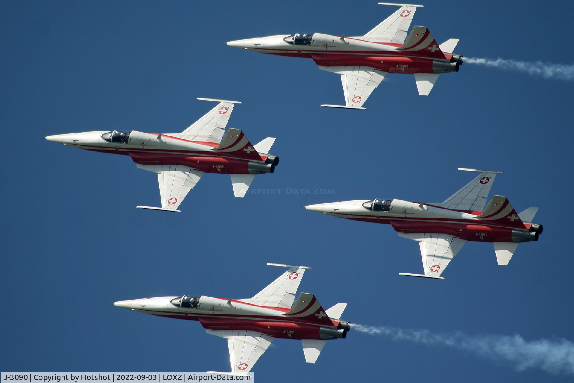 J-3090, 1981 Northrop F-5E Tiger II C/N L.1090, Formation seen from above