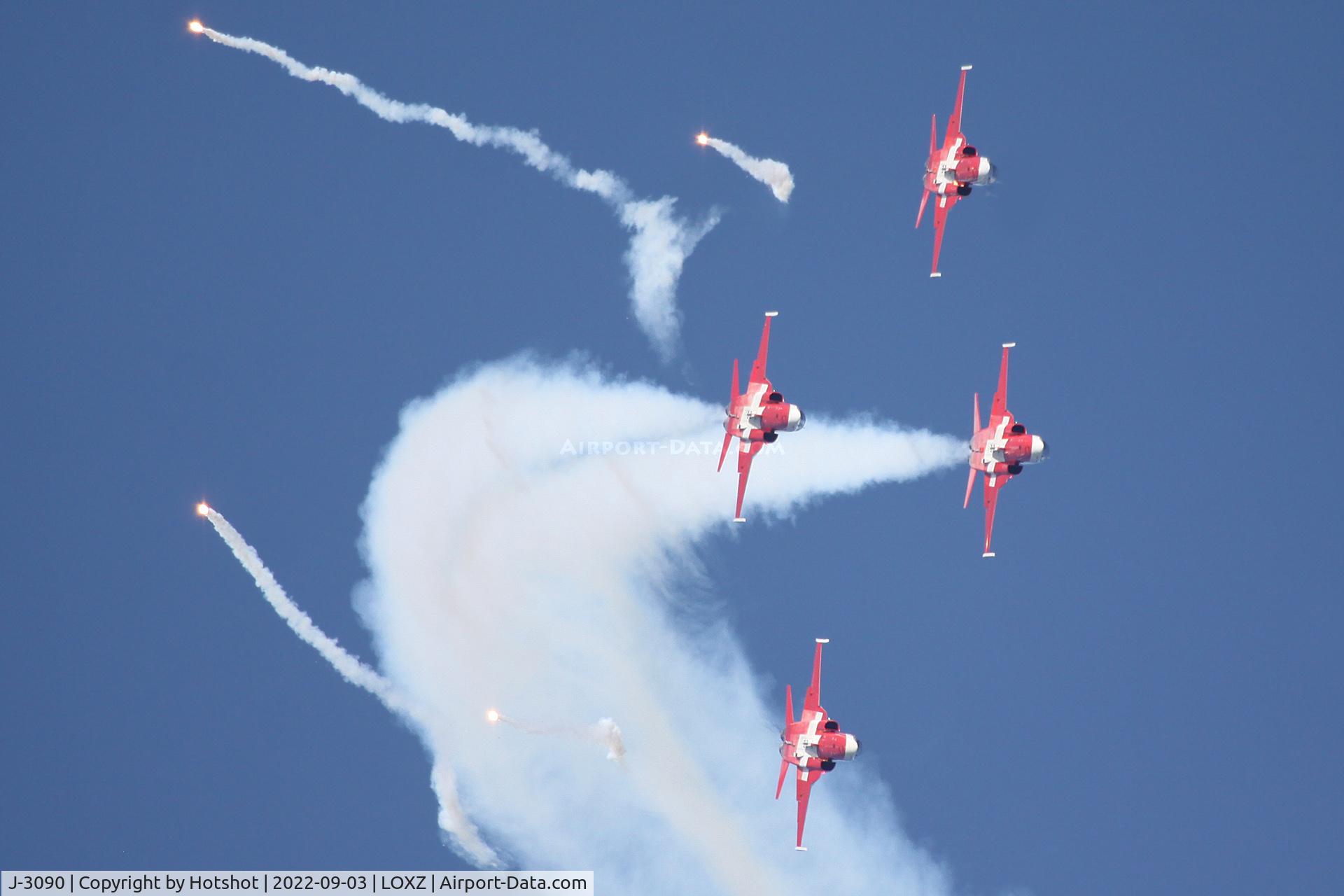 J-3090, 1981 Northrop F-5E Tiger II C/N L.1090, Formation firing flares