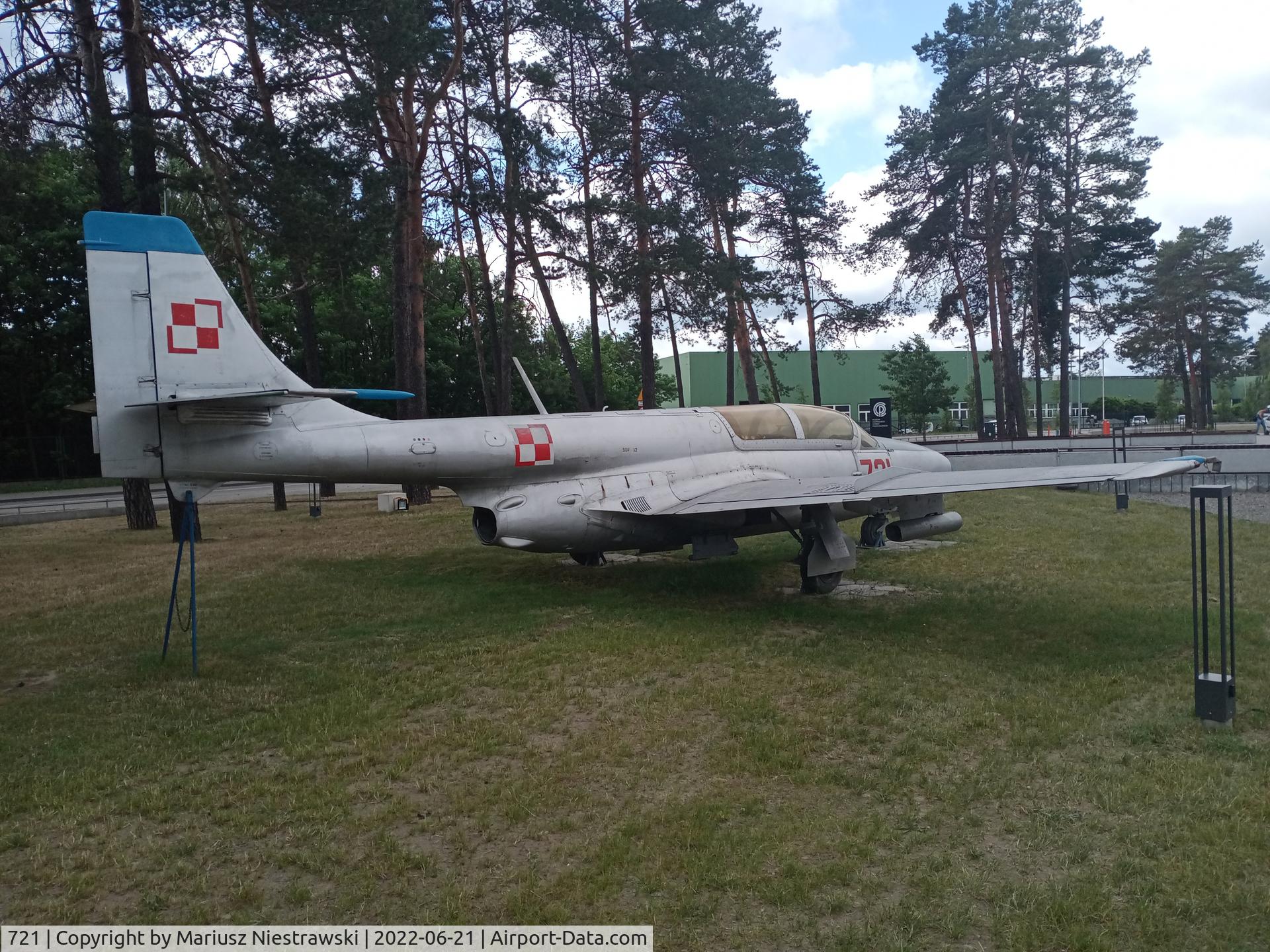 721, PZL-Mielec TS-11 Iskra bis B C/N 1H-0721, Stalowa Wola, przed Muzeum COP