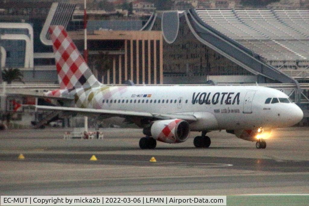 EC-MUT, 2004 Airbus A319-111 C/N 2240, Taxiing