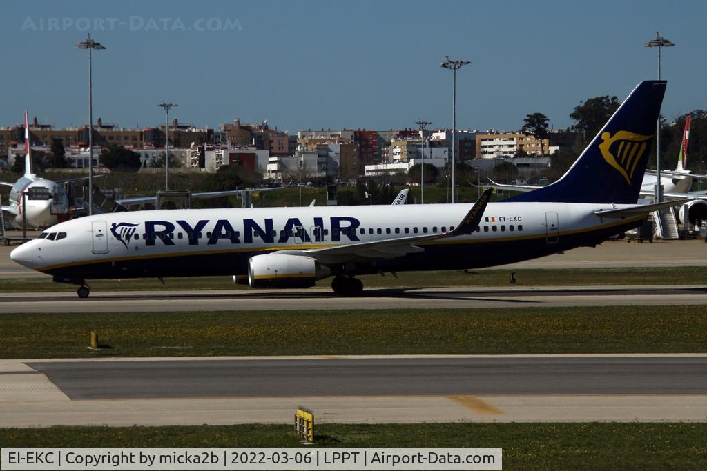 EI-EKC, 2009 Boeing 737-8AS C/N 38495, Taxiing