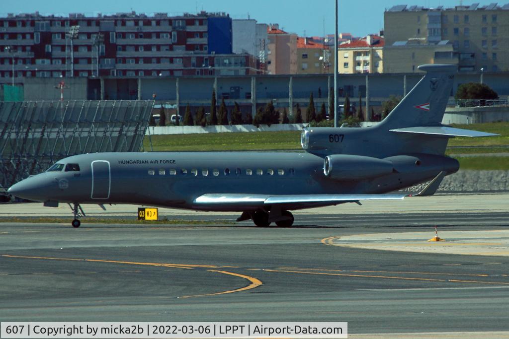 607, 2008 Dassault Falcon 7X C/N 021, Taxiing