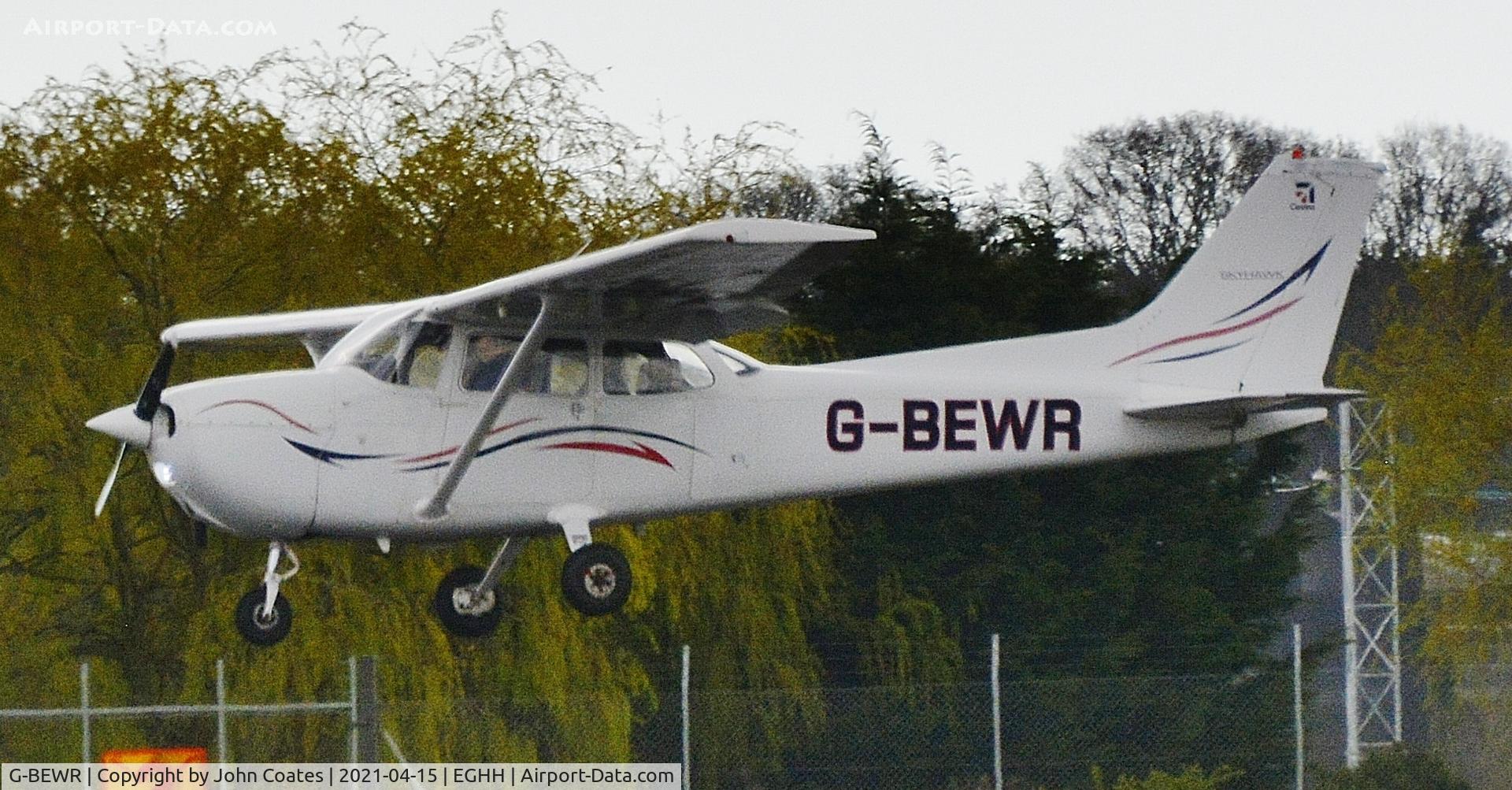 G-BEWR, 1977 Reims F172N Skyhawk C/N 1613, Landing 08