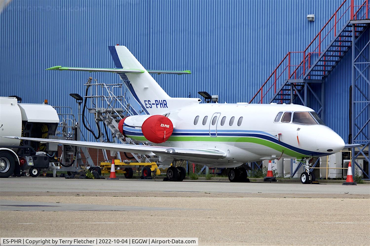 ES-PHR, Hawker 750 C/N HB-33, At Luton