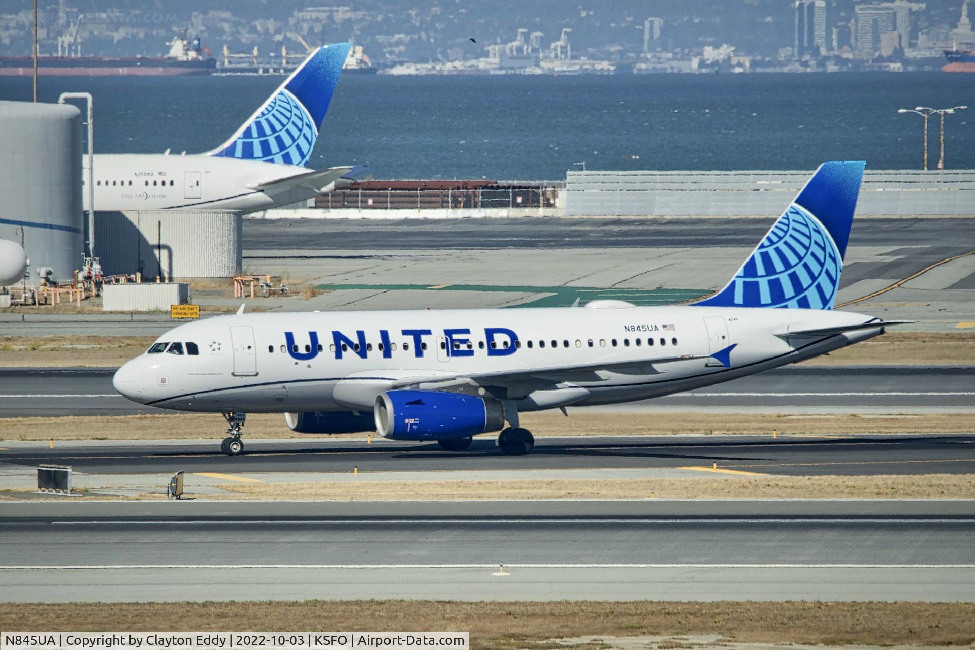 N845UA, 2001 Airbus A319-131 C/N 1585, SFO 2022.