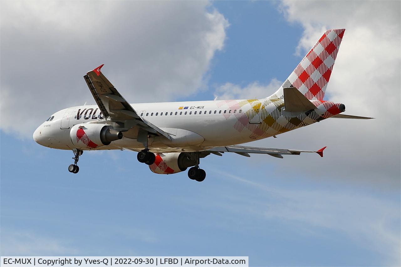 EC-MUX, 2003 Airbus A319-111 C/N 2037, Airbus A319-111, On final rwy 23, Bordeaux Mérignac airport (LFBD-BOD)