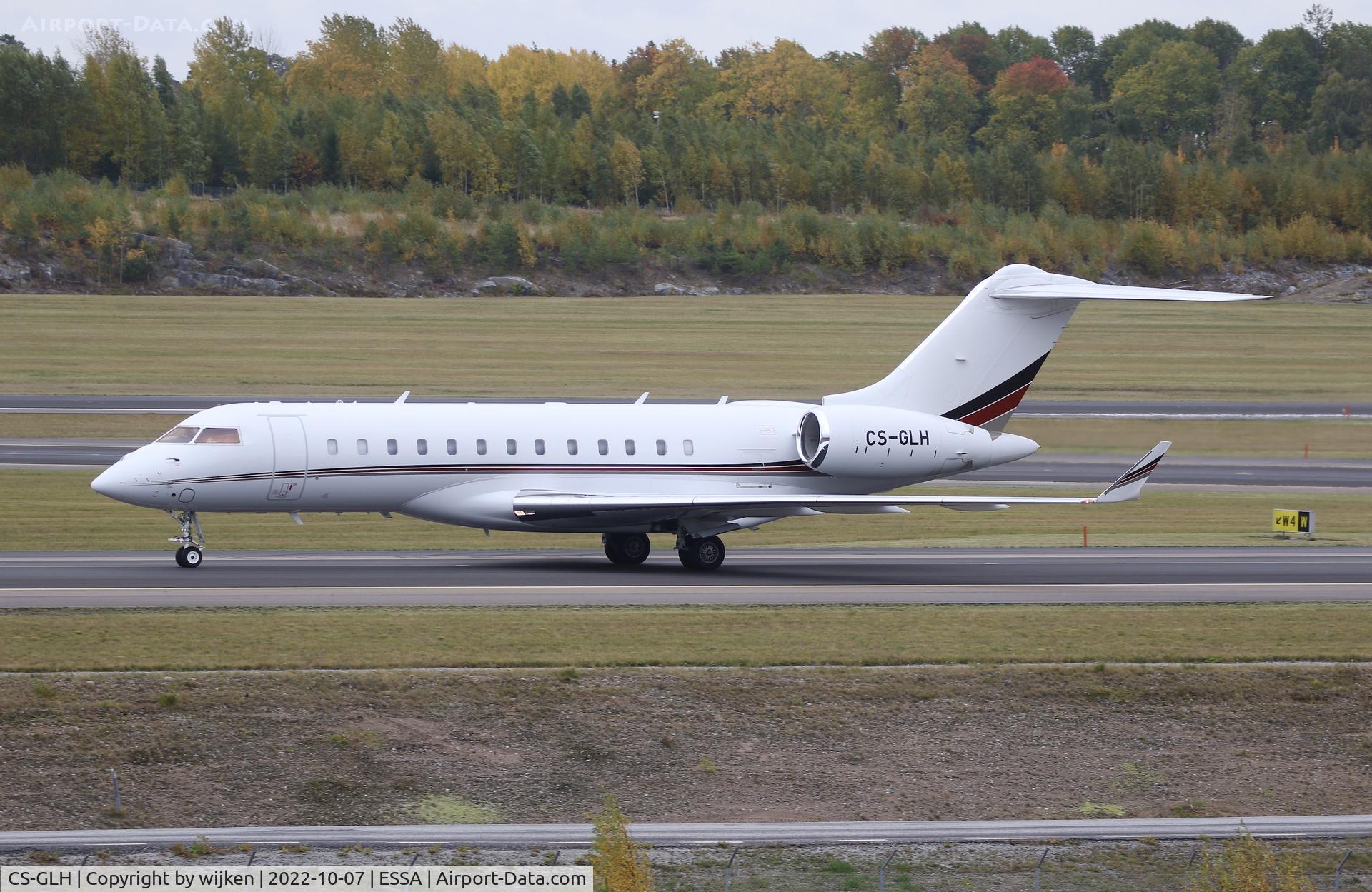 CS-GLH, 2017 Bombardier BD-700-1A10 Global 6000 C/N 9816, TWY W