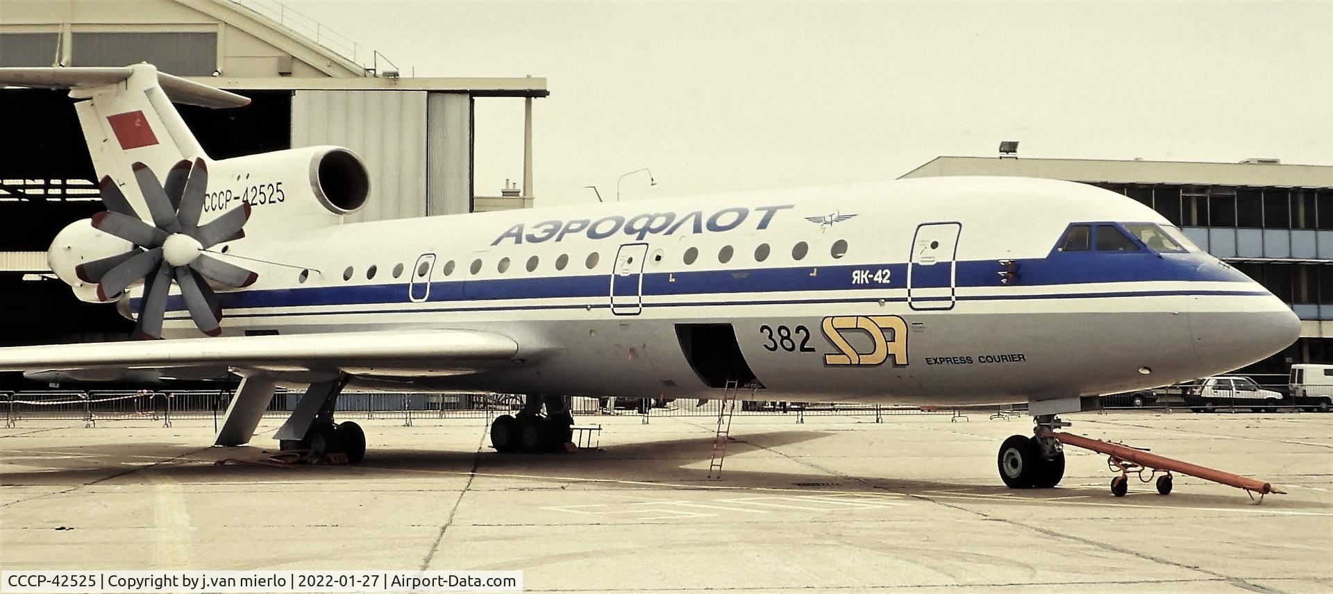 CCCP-42525, 1980 Yakovlev Yak-42LL C/N 03-07, Slide scan Le Bourget '80s
