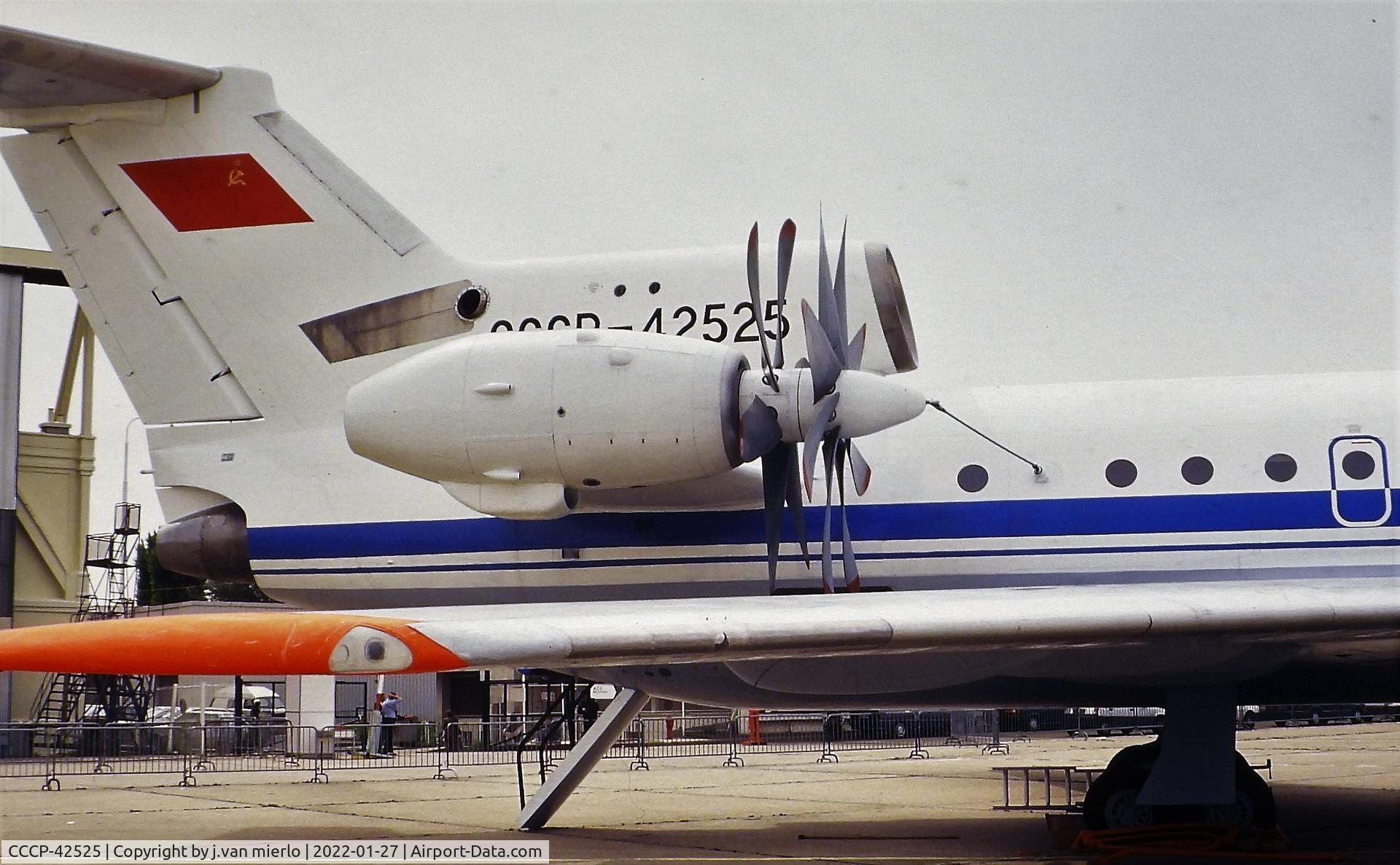 CCCP-42525, 1980 Yakovlev Yak-42LL C/N 03-07, Slide Scan Le Bourget '80s