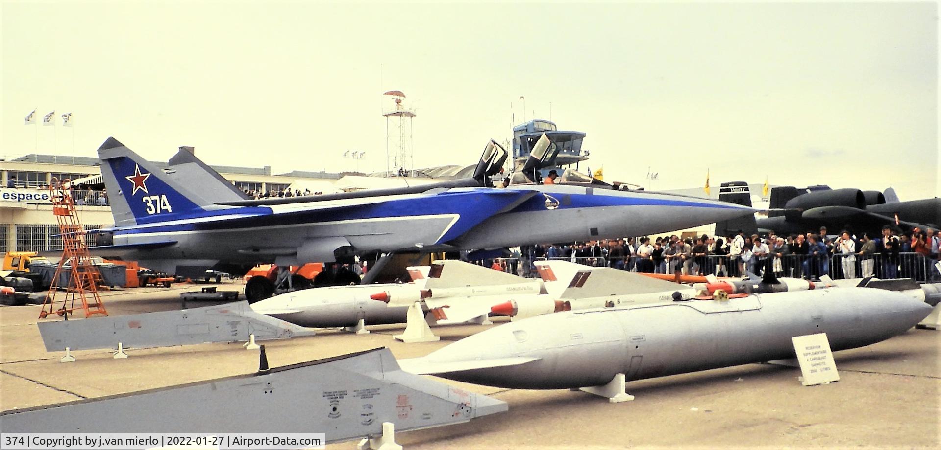374, Mikoyan-Gurevich MiG-31 C/N N6970012149696, slide scan Le Bourget