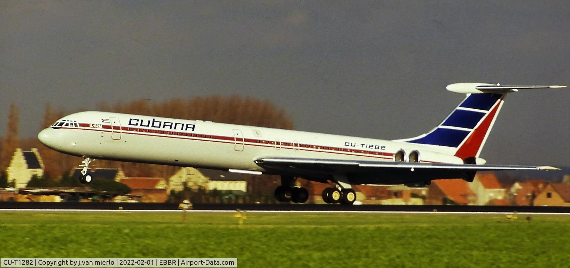 CU-T1282, 1990 Ilyushin IL-62M C/N 2052436, Landing BRU 25L Slide scan '80s