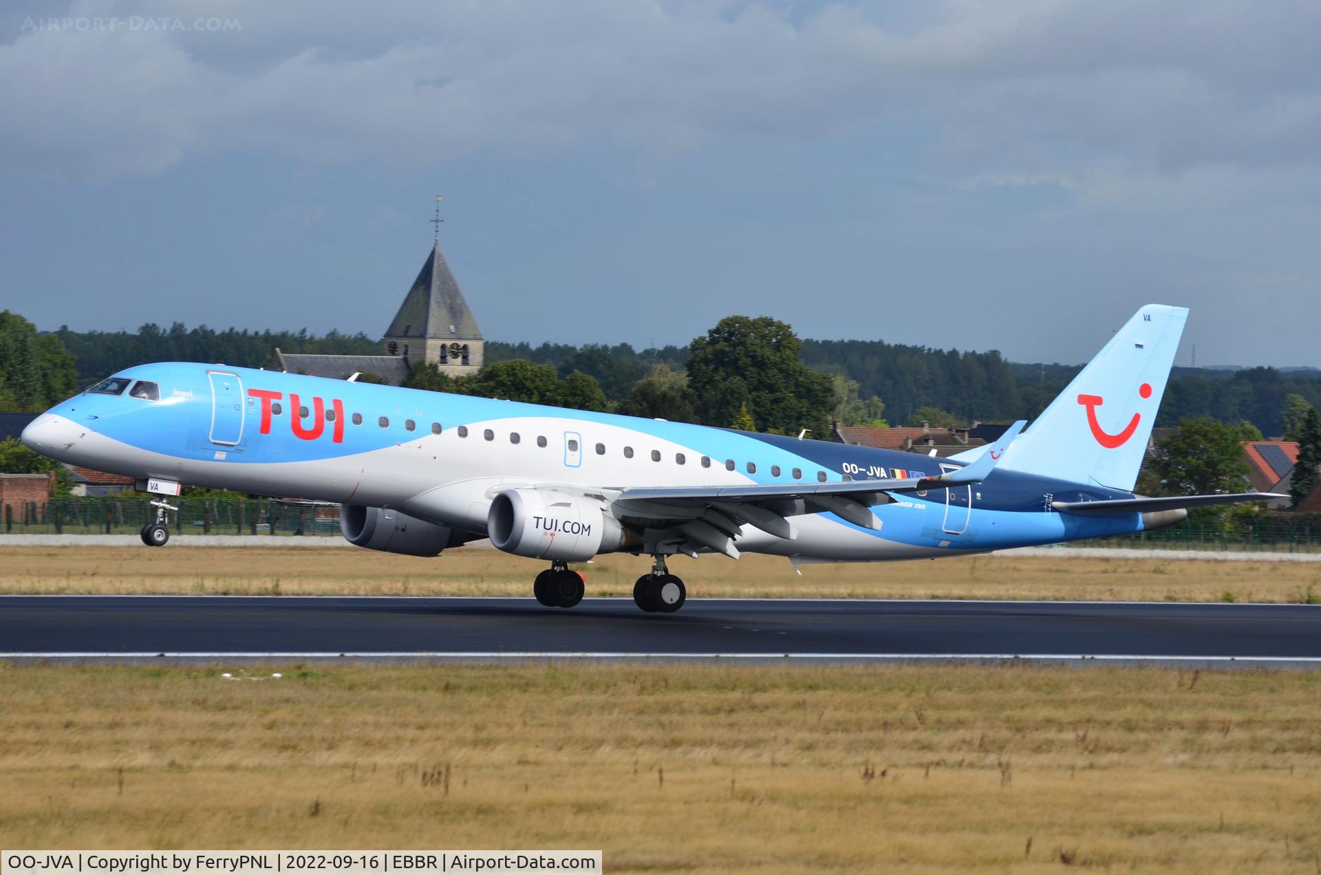 OO-JVA, 2015 Embraer 190STD (ERJ-190-100STD) C/N 19000689, TUI ERJ190 about to touch down