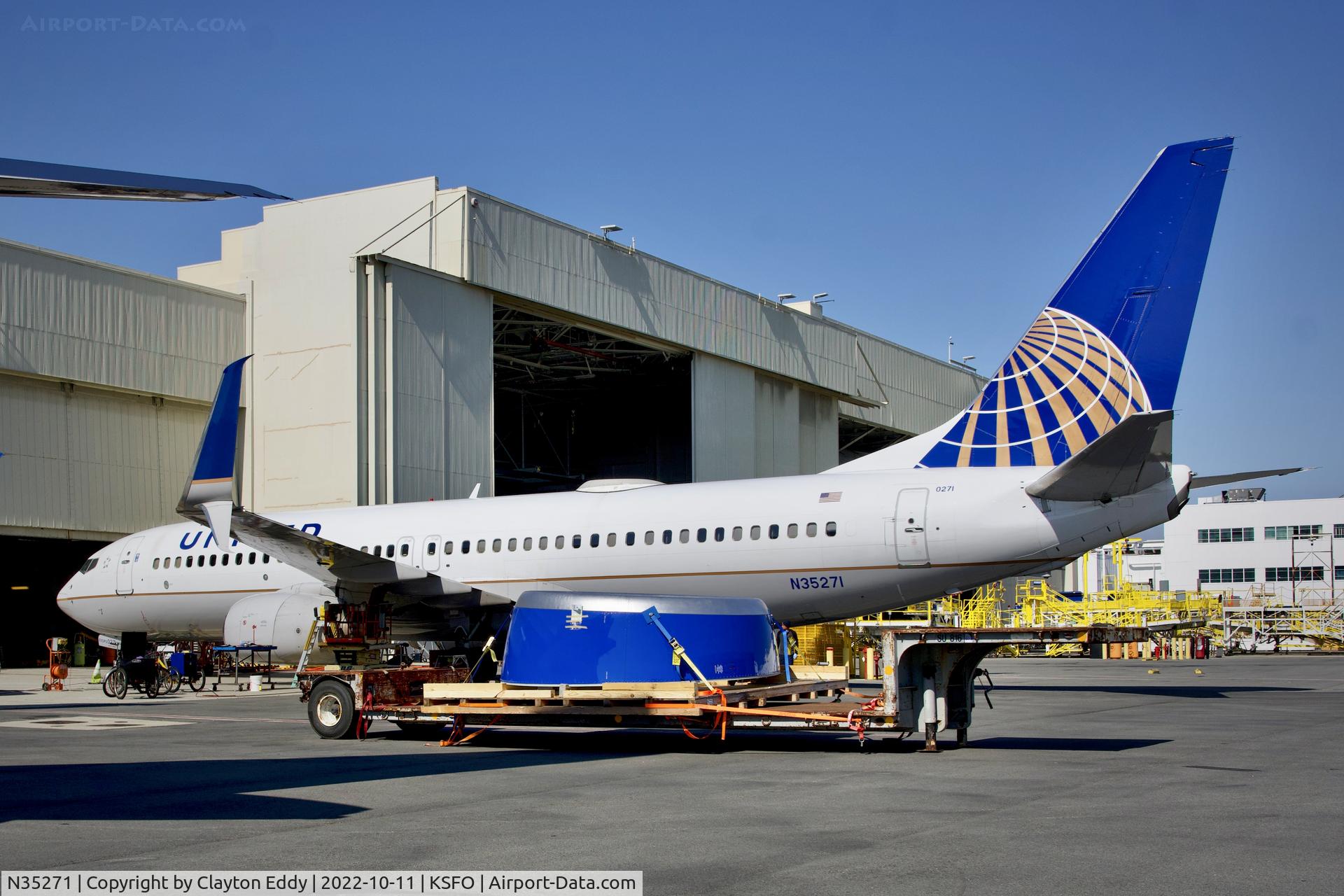 N35271, 2001 Boeing 737-824 C/N 31589, SFO 2022.