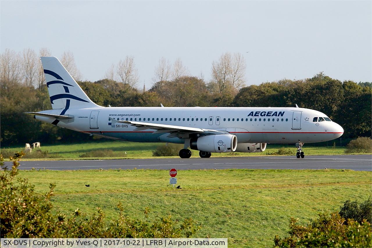 SX-DVS, 2008 Airbus A320-232 C/N 3709, Airbus A320-232, Lining up rwy 25L, Brest-Bretagne airport (LFRB-BES)