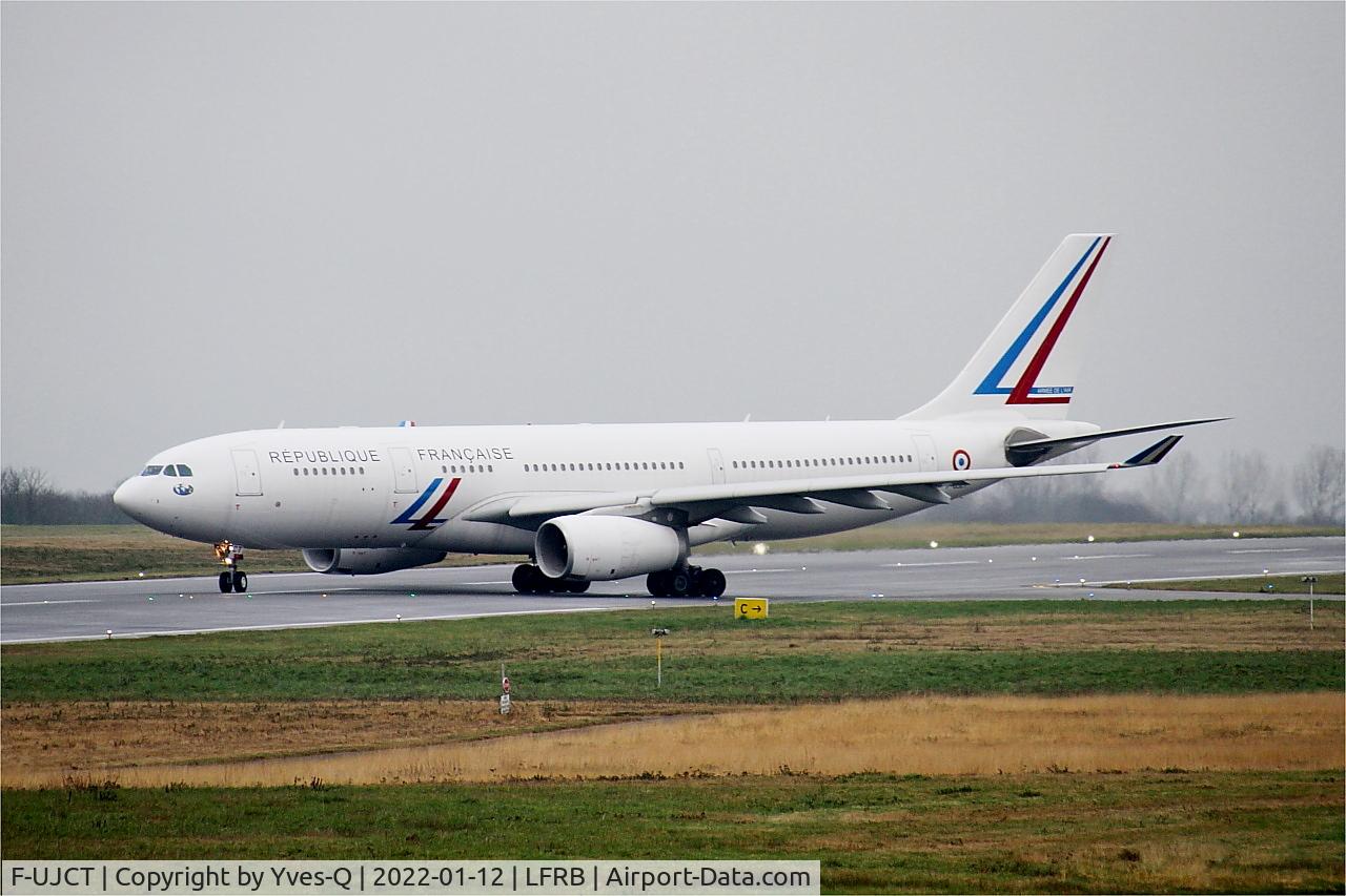 F-UJCT, 2015 Airbus A330-243 C/N 1657, Airbus A330-200, Lining up rwy 07R, Brest-Bretagne airport (LFRB-BES)