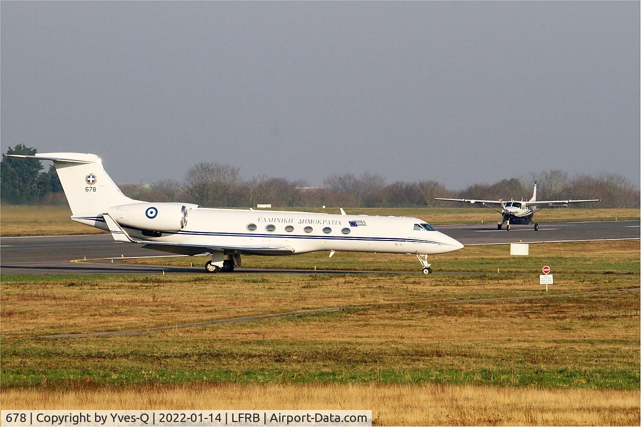 678, 2003 Gulfstream Aerospace G-V Gulfstream V C/N 678, Gulfstream Aerospace G-V Gulfstream V, Taxiing, Brest-Bretagne airport (LFRB-BES)