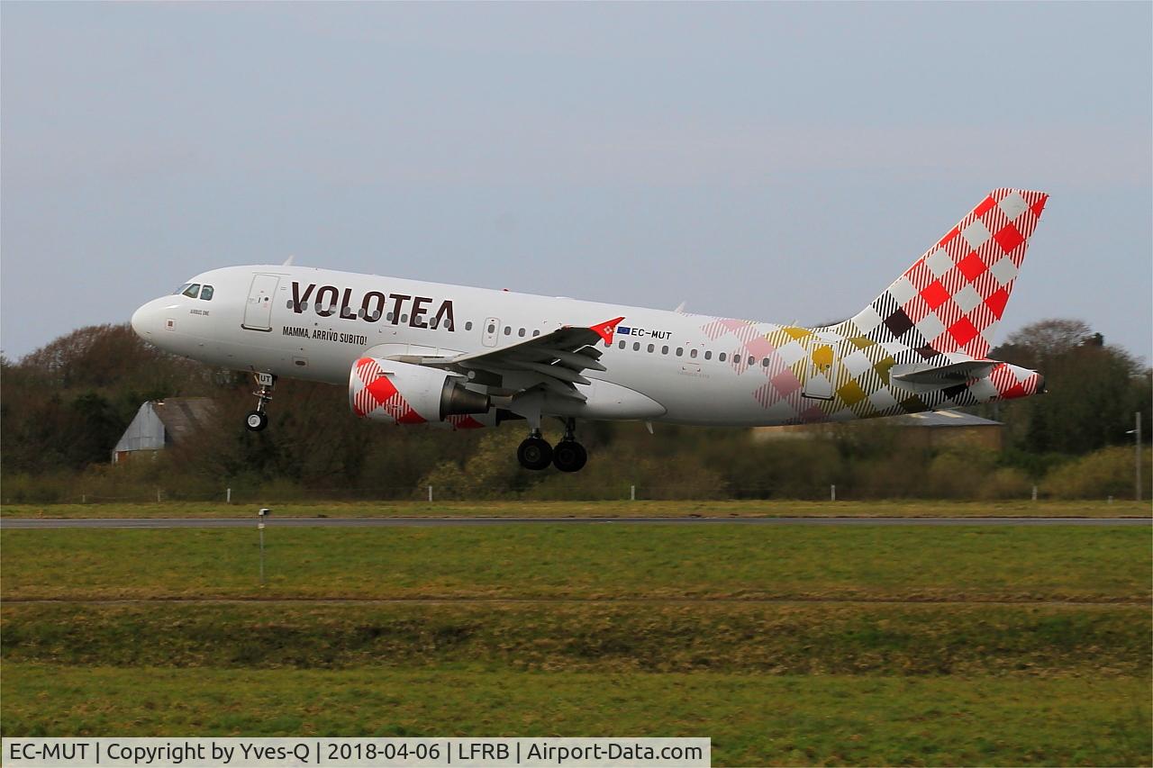 EC-MUT, 2004 Airbus A319-111 C/N 2240, Airbus A319-111, Landing rwy 25L, Brest-Bretagne Airport (LFRB-BES)