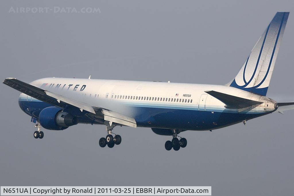 N651UA, 1992 Boeing 767-322 C/N 25389, at bru