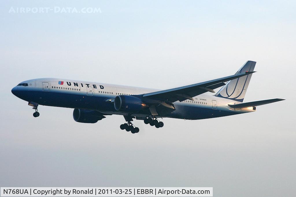 N768UA, 1995 Boeing 777-222 C/N 26919, at bru