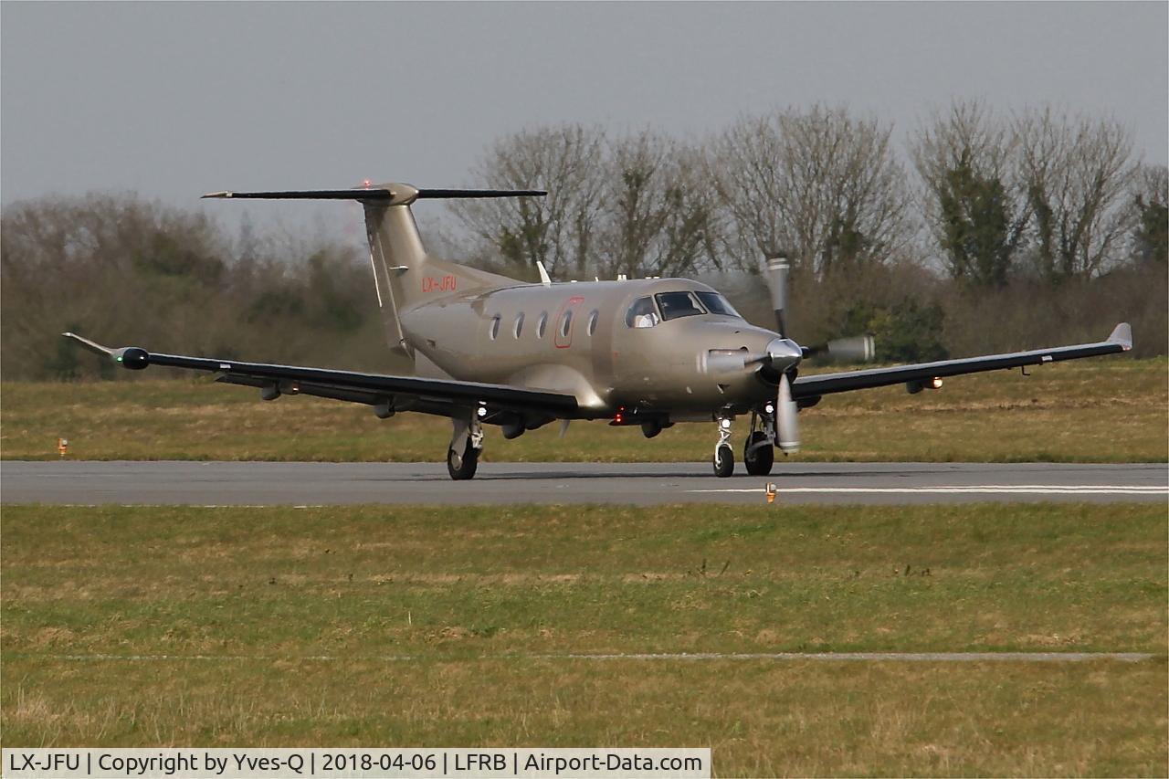 LX-JFU, 2012 Pilatus PC-12/47E C/N 1356, Pilatus PC-1247E, Taxiing rwy 25L, Brest-Bretagne Airport (LFRB-BES)