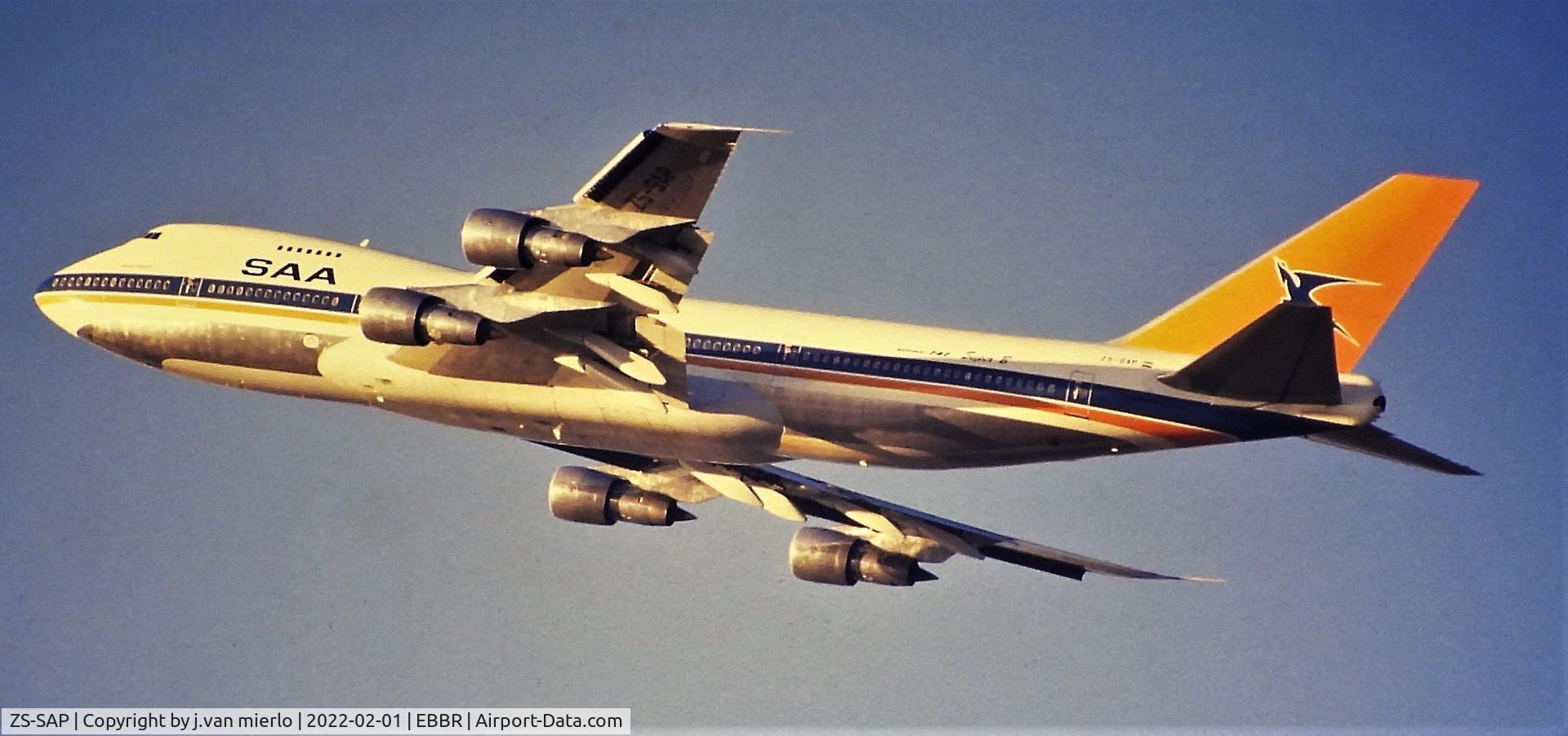 ZS-SAP, 1972 Boeing 747-244B C/N 20557, Airborne & banking out of Brussels slide scan