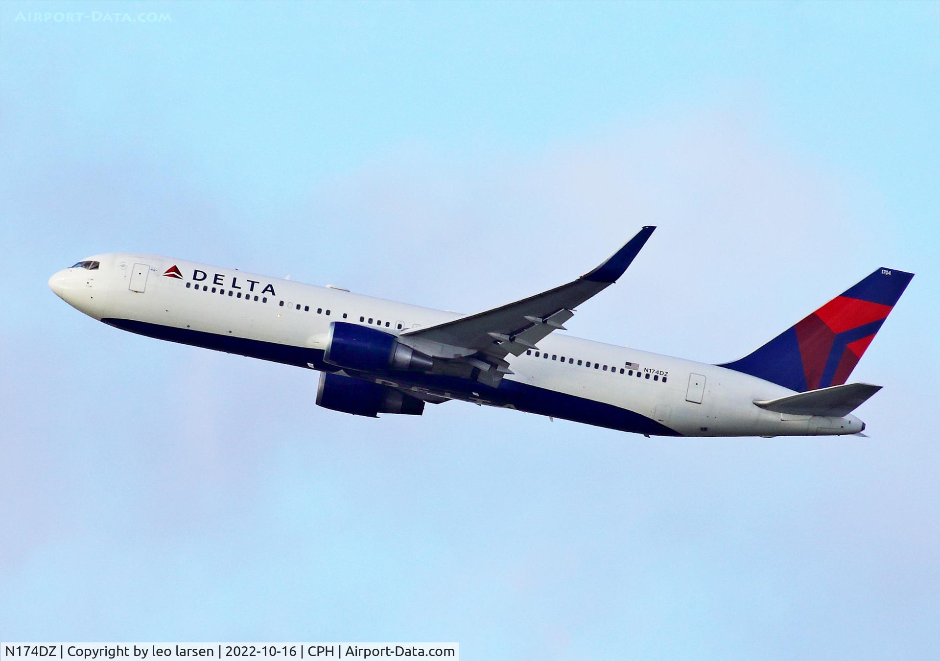 N174DZ, 1998 Boeing 767-332 C/N 29693, Copenhagen 16.10.2022