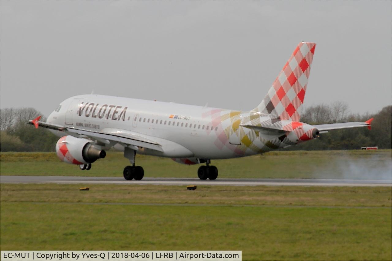 EC-MUT, 2004 Airbus A319-111 C/N 2240, Airbus A319-111, Landing rwy 25L, Brest-Bretagne Airport (LFRB-BES)