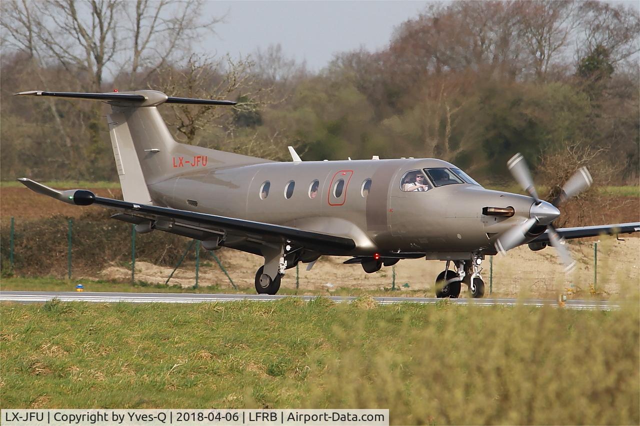 LX-JFU, 2012 Pilatus PC-12/47E C/N 1356, Pilatus PC-1247E, U-turn rwy 25L, Brest-Bretagne Airport (LFRB-BES)