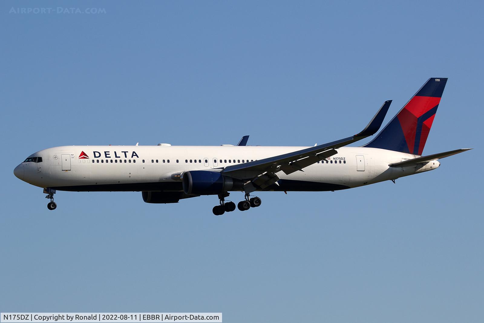 N175DZ, 1999 Boeing 767-332 C/N 29696, at bru