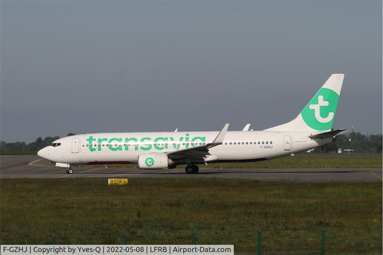 F-GZHJ, 2013 Boeing 737-86J C/N 37778, Boeing 737-86J, Taxiing to rwy 07R, Brest-Bretagne Airport (LFRB-BES)