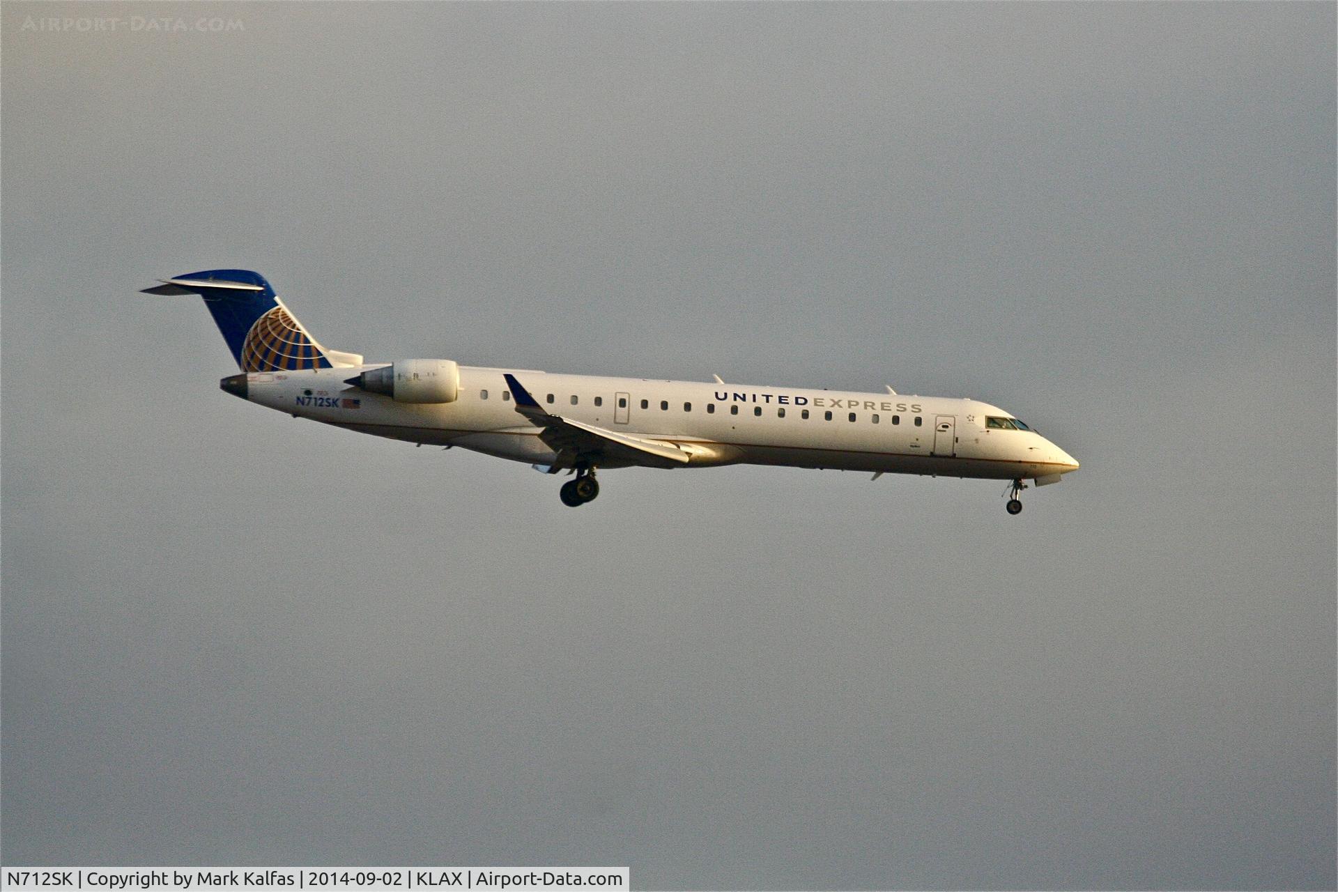 N712SK, 2004 Bombardier CRJ-700 (CL-600-2C10) Regional Jet C/N 10172, N712SK short final 25R KLAX