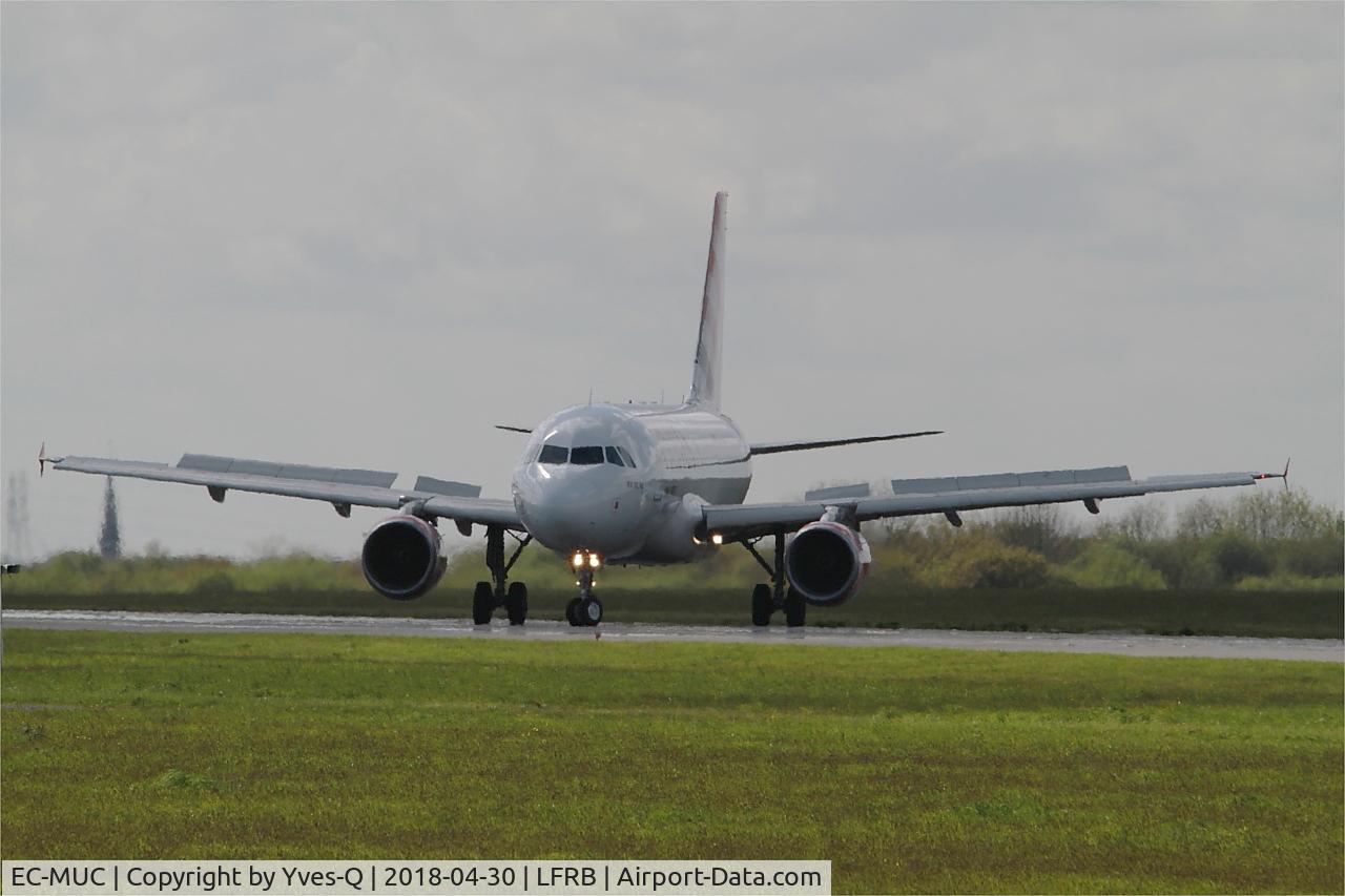 EC-MUC, 2004 Airbus A319-111 C/N 2122, Airbus A319-111, U-Turn rwy 25L, Brest-Bretagne airport (LFRB-BES)