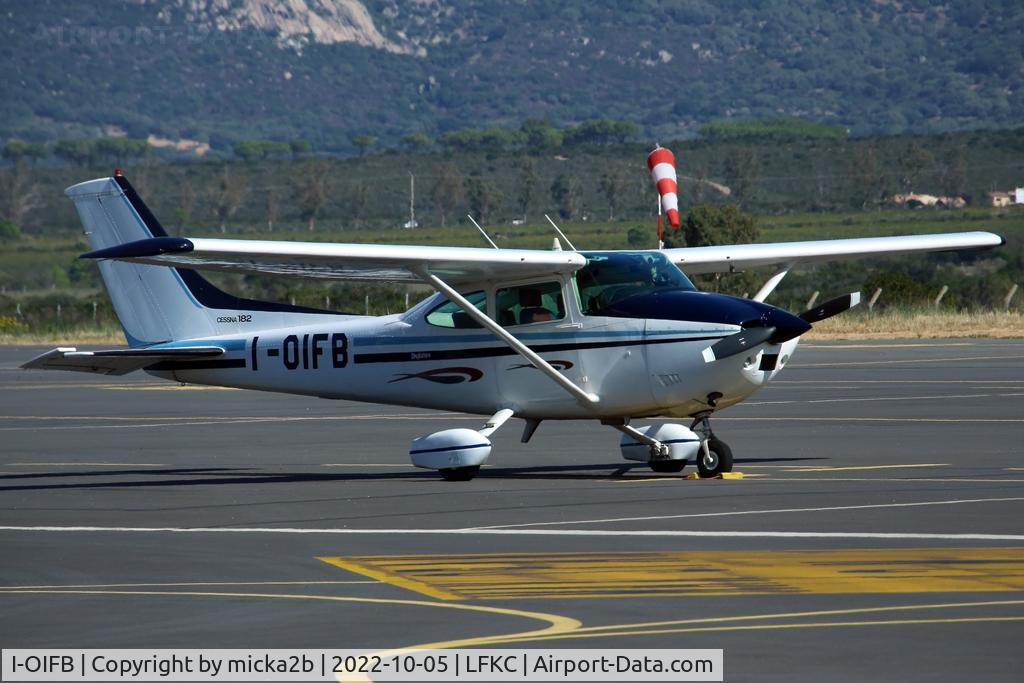I-OIFB, Cessna 182Q Skylane II Skylane C/N 182-67570, Parked