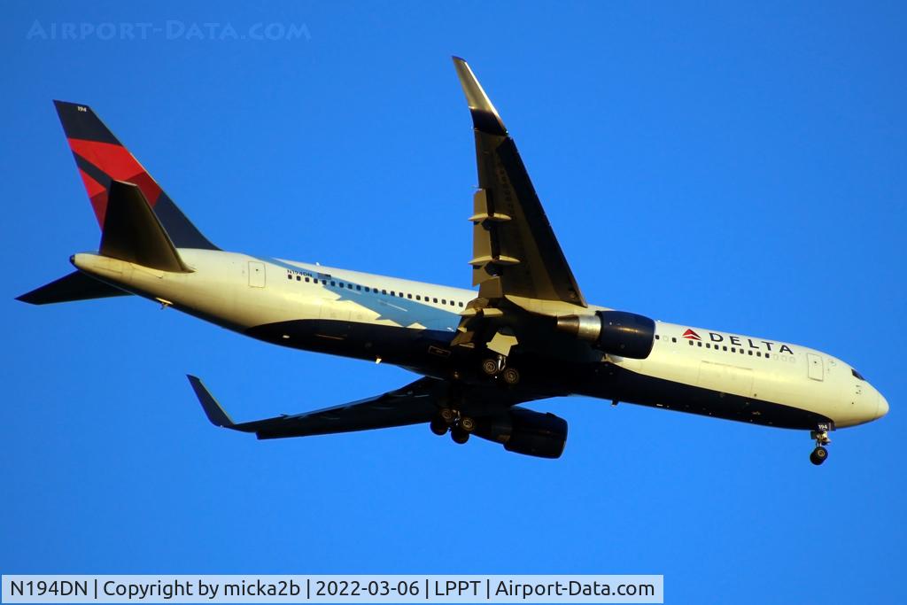 N194DN, 1997 Boeing 767-332 C/N 28451, Landing