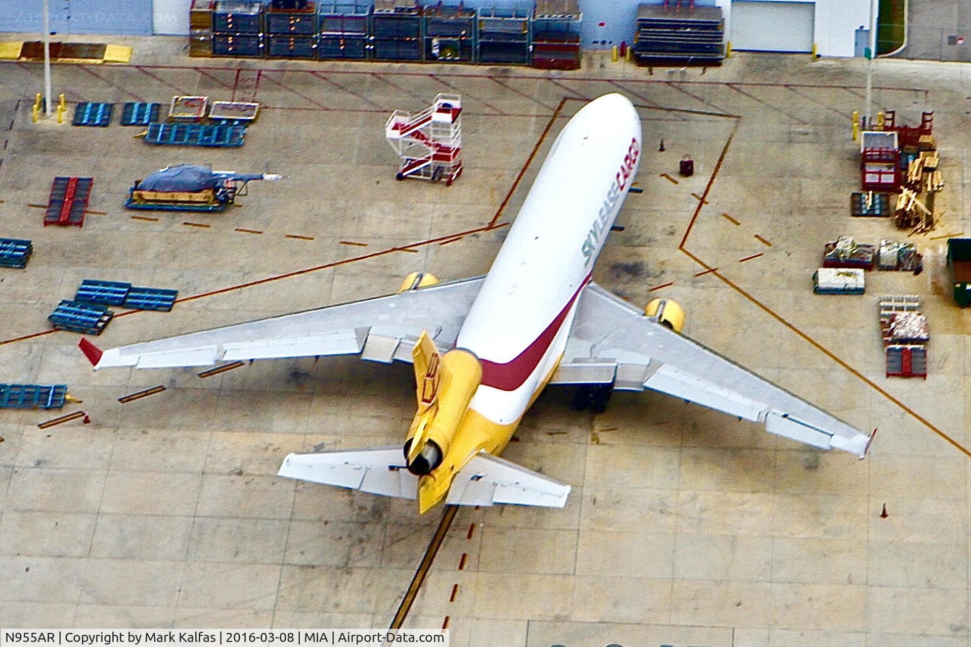 N955AR, 1992 McDonnell Douglas MD-11F C/N 48496, Sky Lease MD-11F on the ramp KMIA