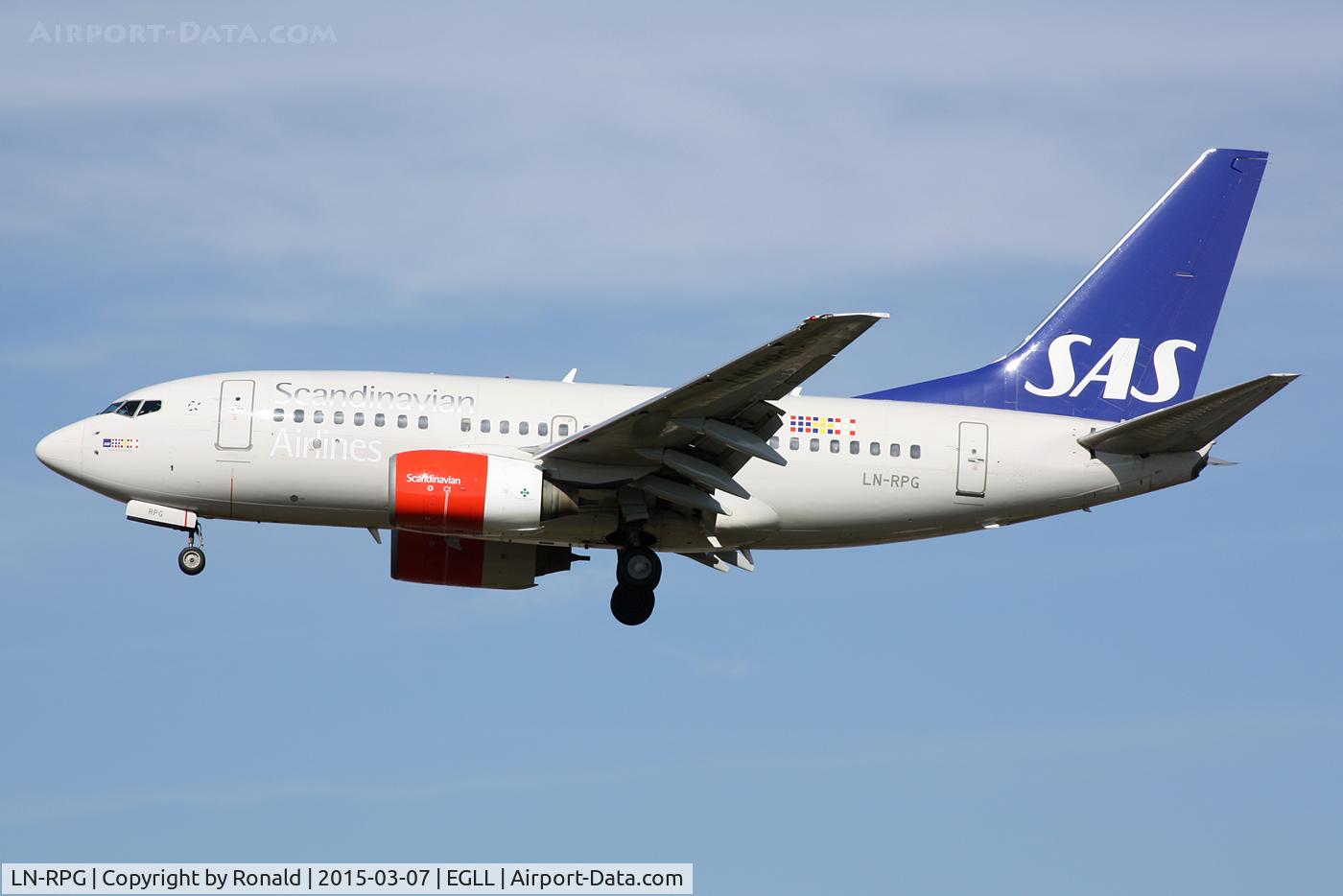 LN-RPG, 1999 Boeing 737-683 C/N 28310, at lhr