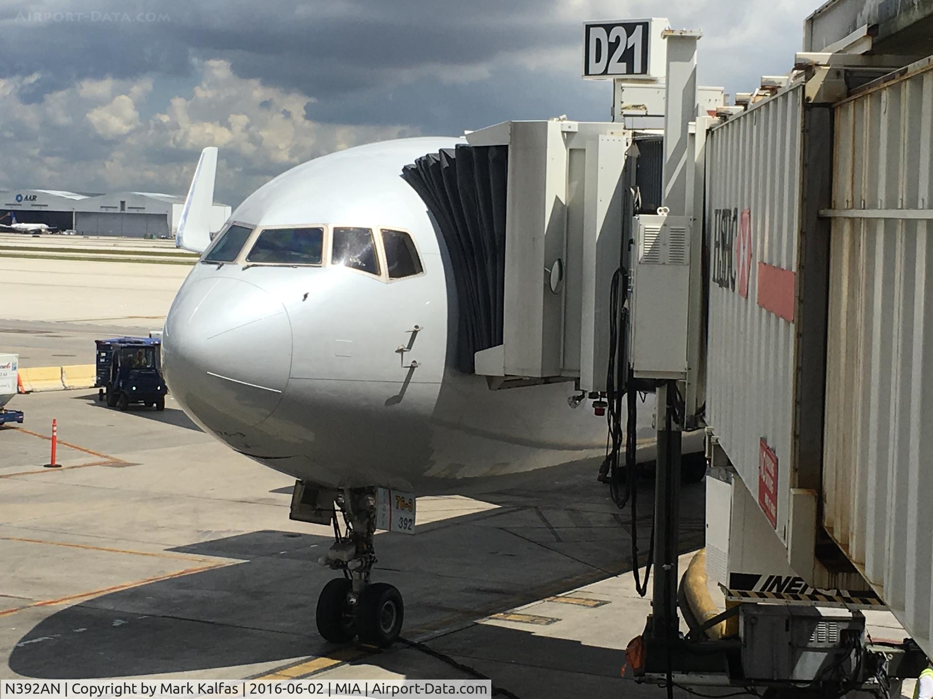 N392AN, 1998 Boeing 767-323 C/N 29429, N392AN at D21 MIA
