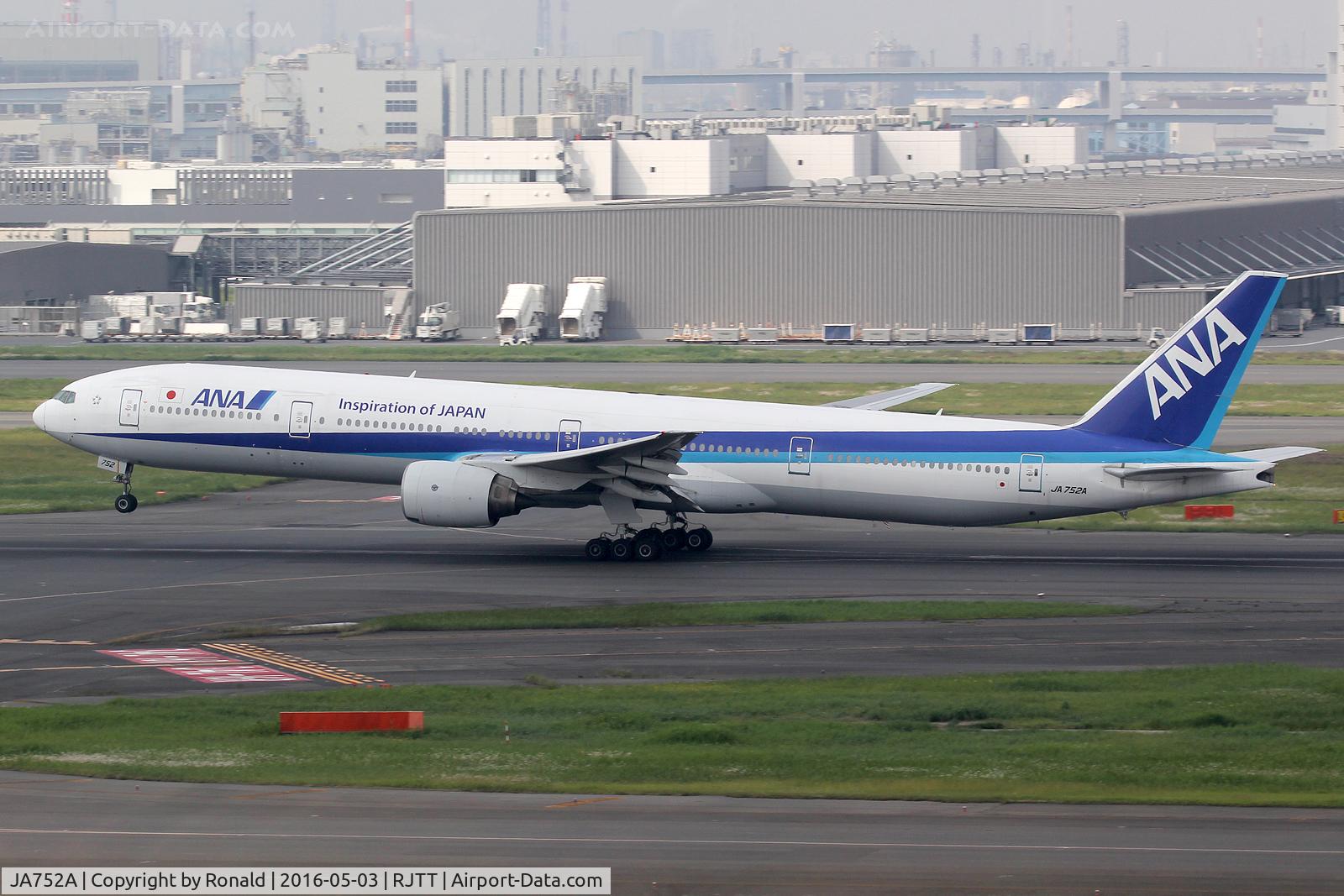 JA752A, 1998 Boeing 777-381 C/N 28274, at hnd