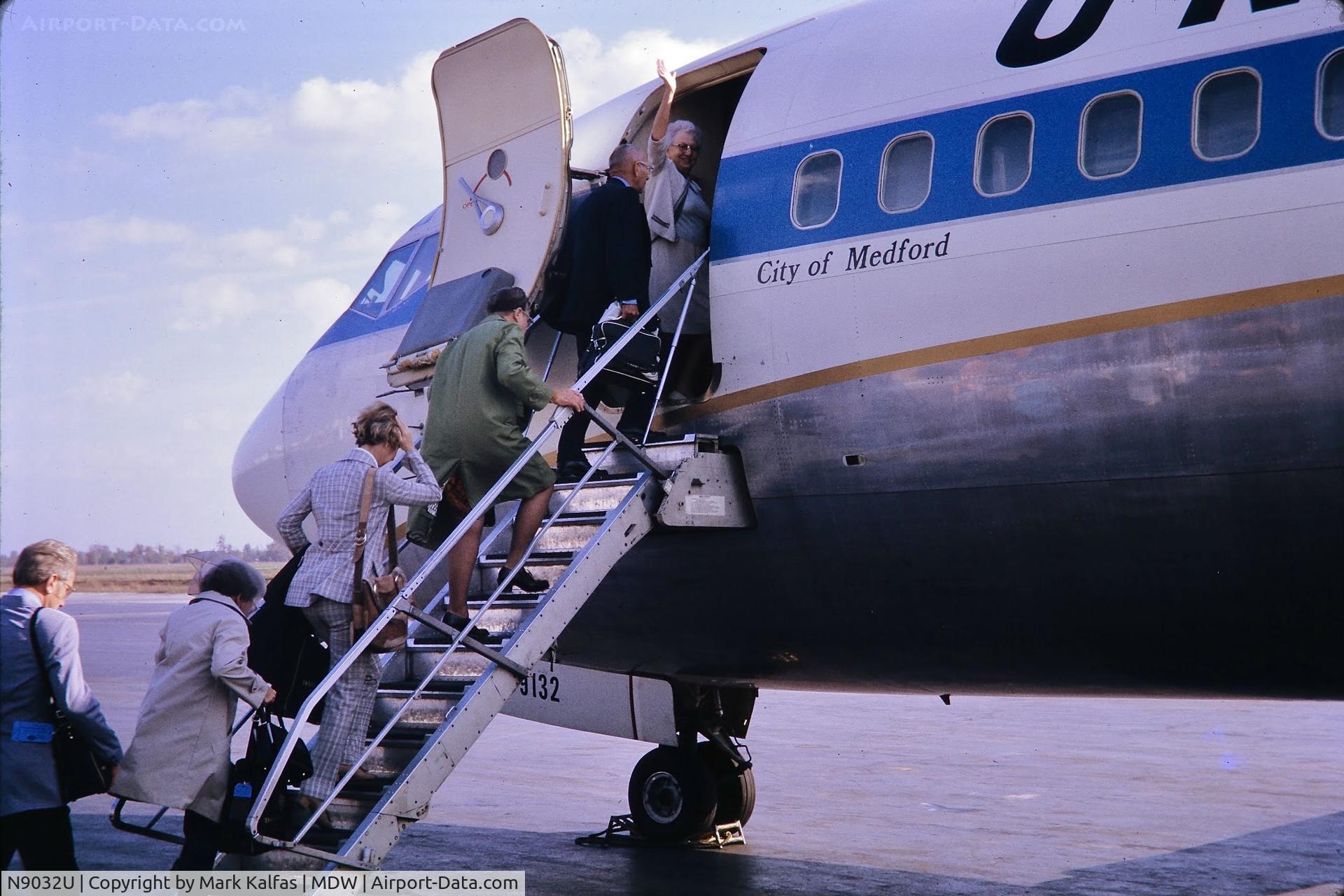 N9032U, 1968 Boeing 737-222 C/N 19070, B732 United Airlines Boeing 737-222, N9032U boarding KMDW