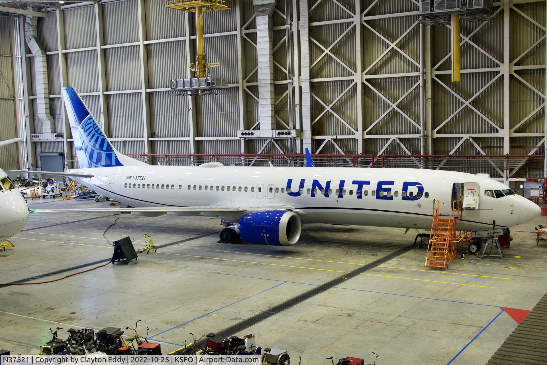 N37521, 2020 Boeing 737-9 MAX C/N 64497, SFO 2022.